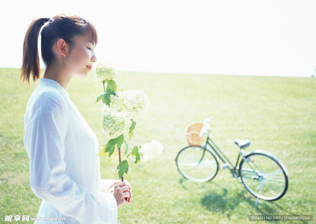 美女踏青