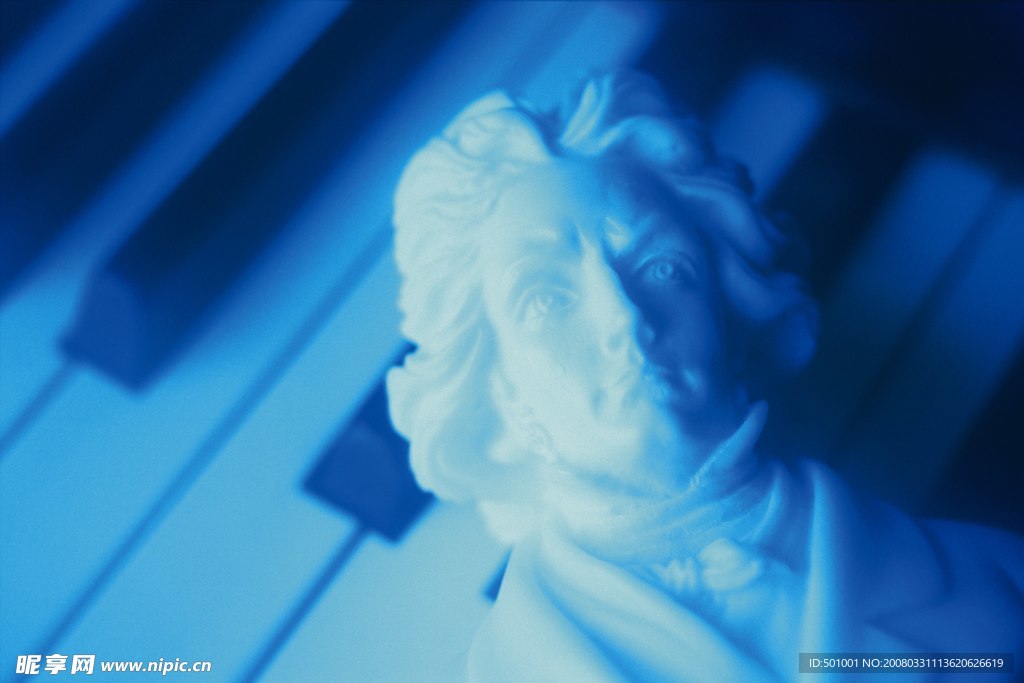 深蓝色调的肖邦石膏头像和钢琴琴键