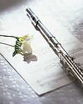 乐谱上的鲜花和长笛