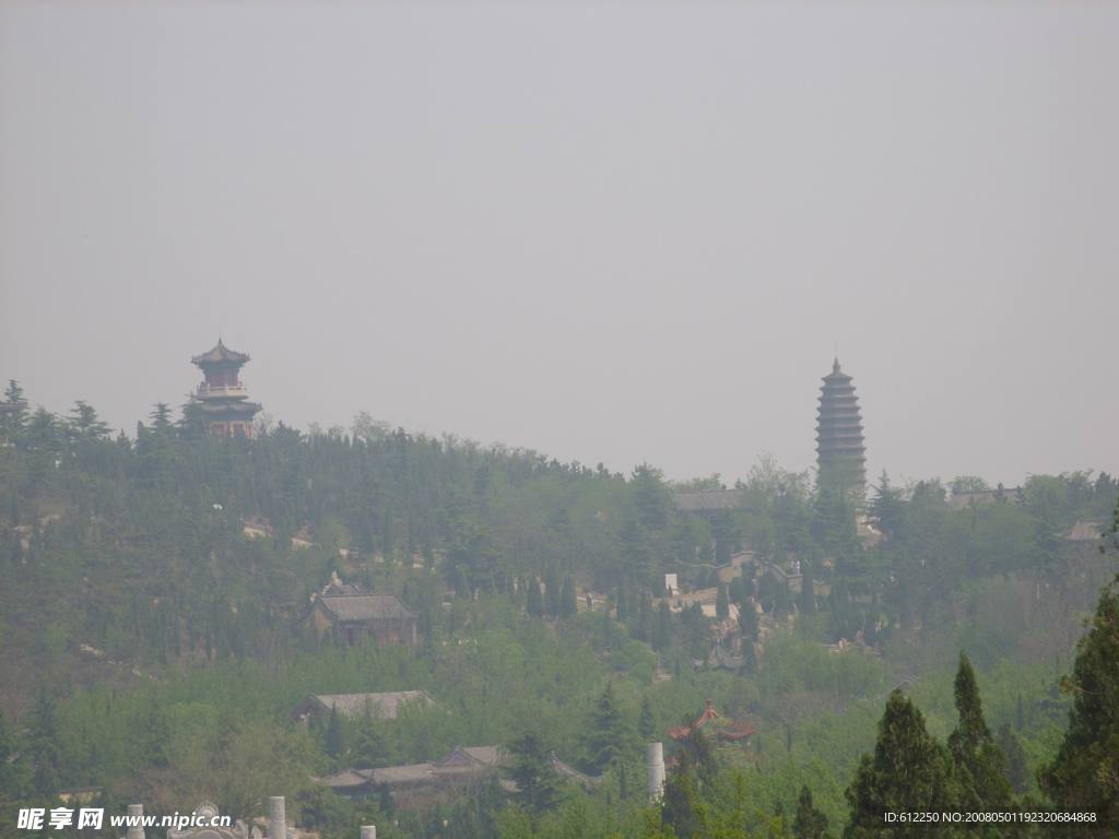 薄霧中的南山