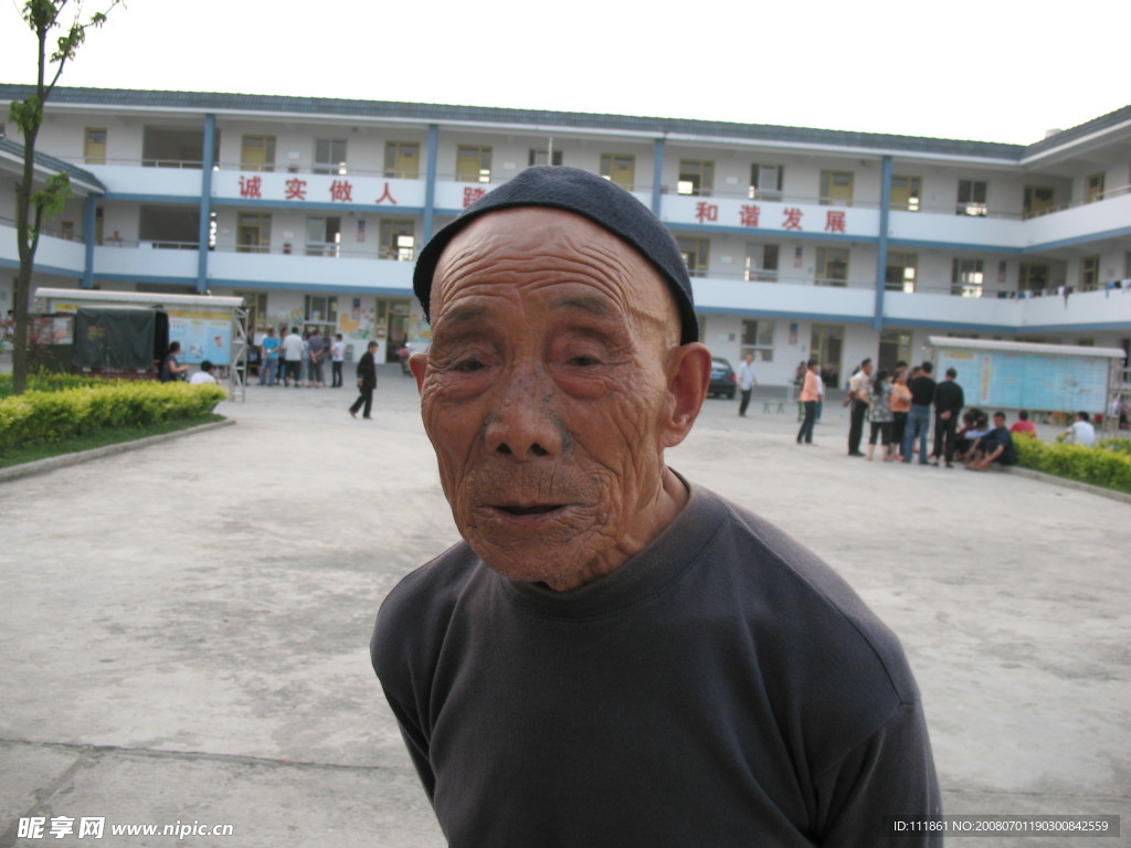 新興老大爺在九尺金沙小學(xué)