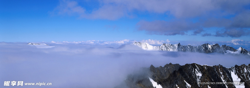 雪山藍天白云背景圖