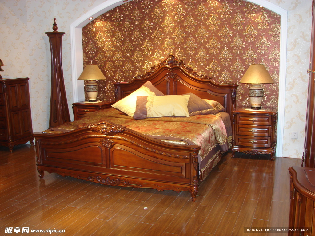 经典欧式家具卧室一角