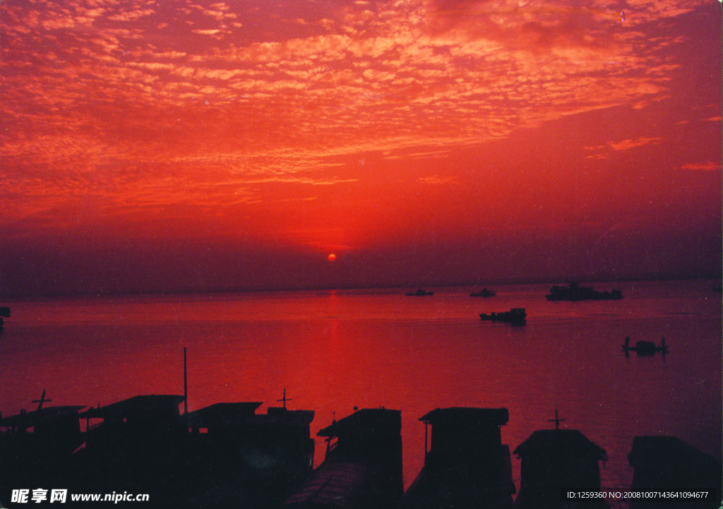 江邊晚霞美景