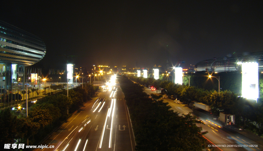 展館的夜