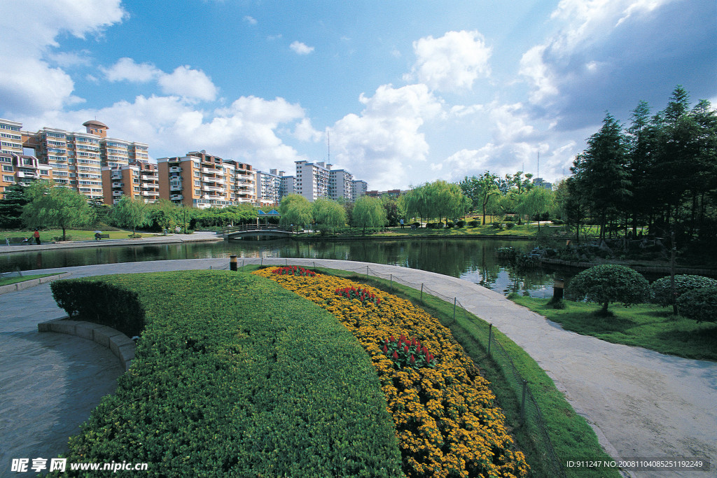 河 小路 花草 天空 攝影 房屋