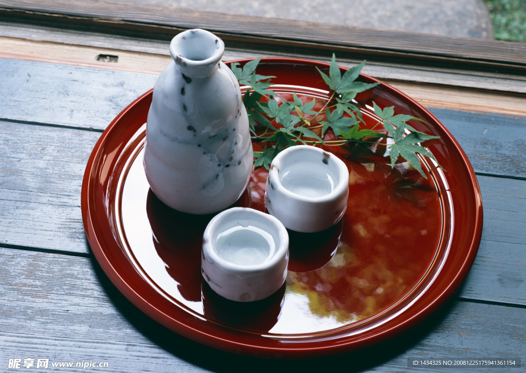 古代酒杯和酒壺