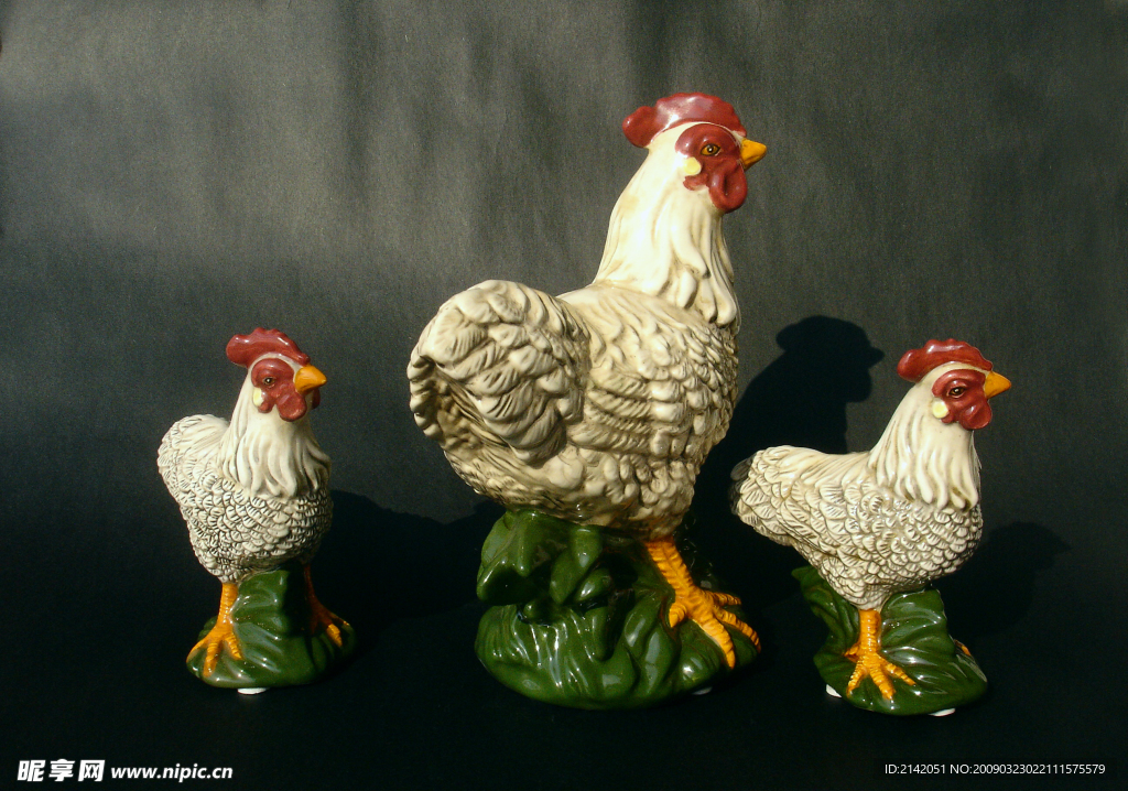三只陶瓷大公鸡