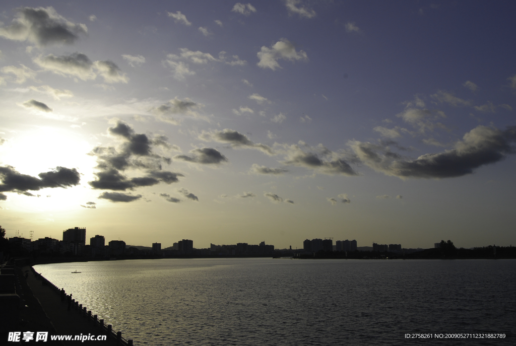 夕照港灣