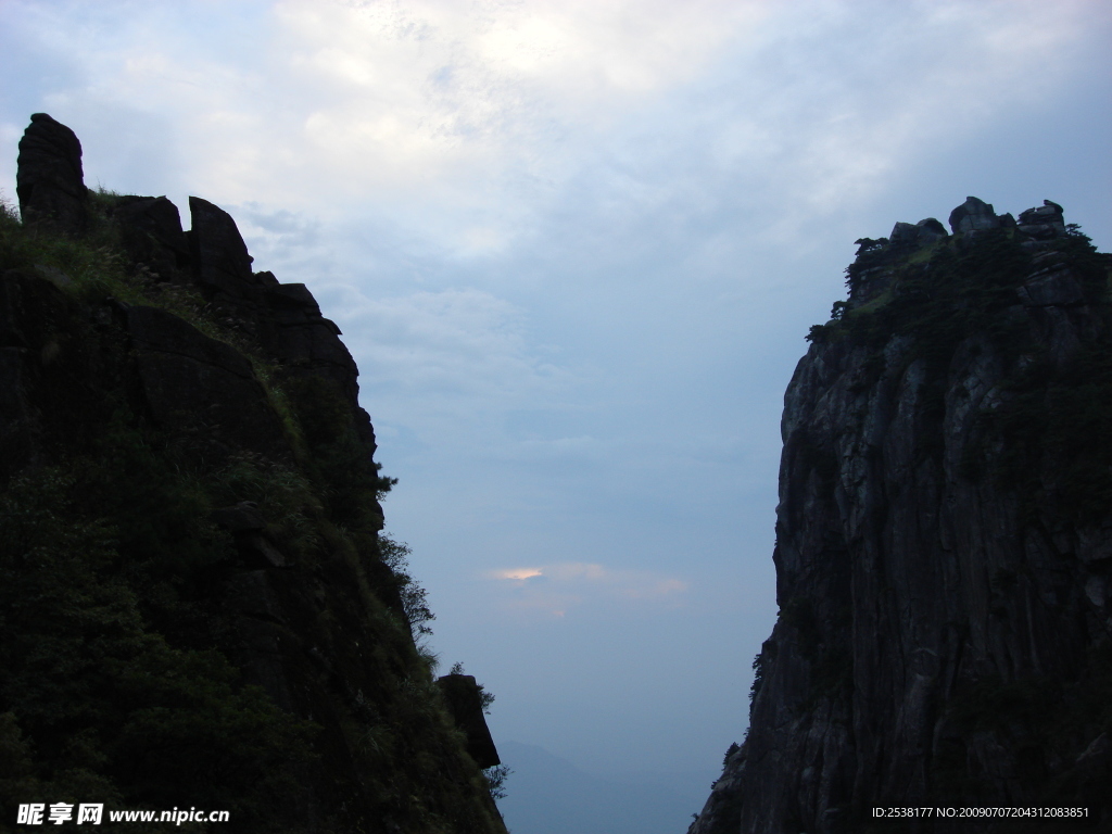兩峰對立
