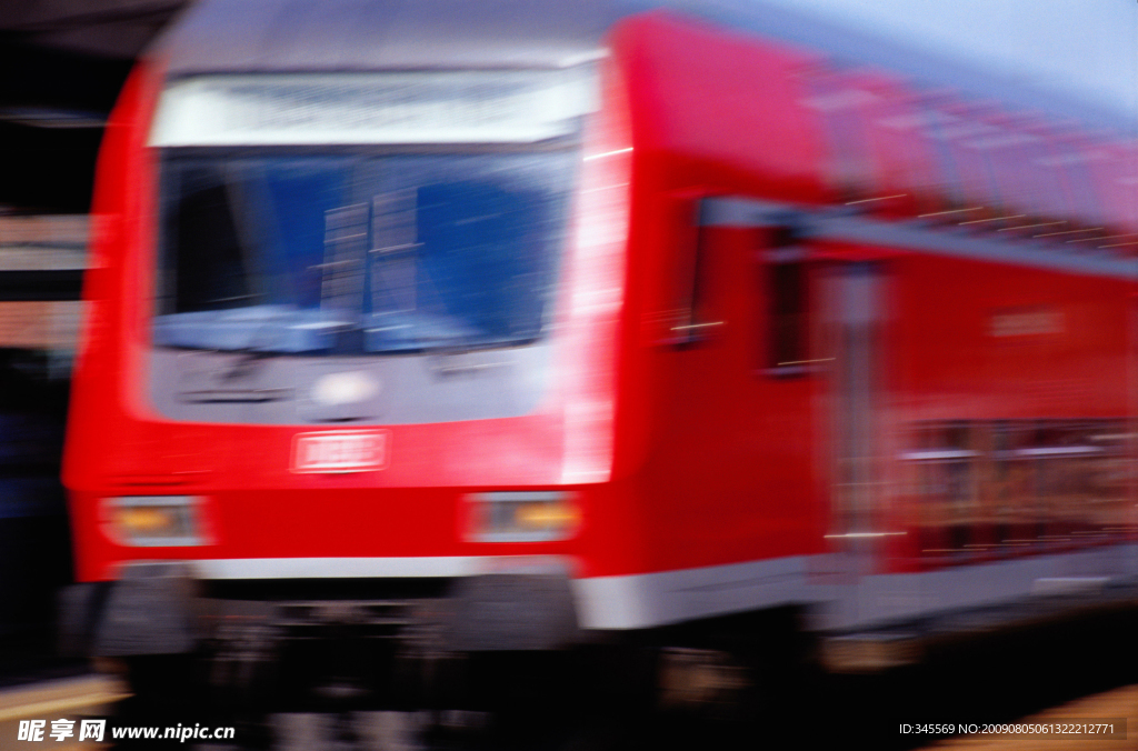 行駛中紅色火車