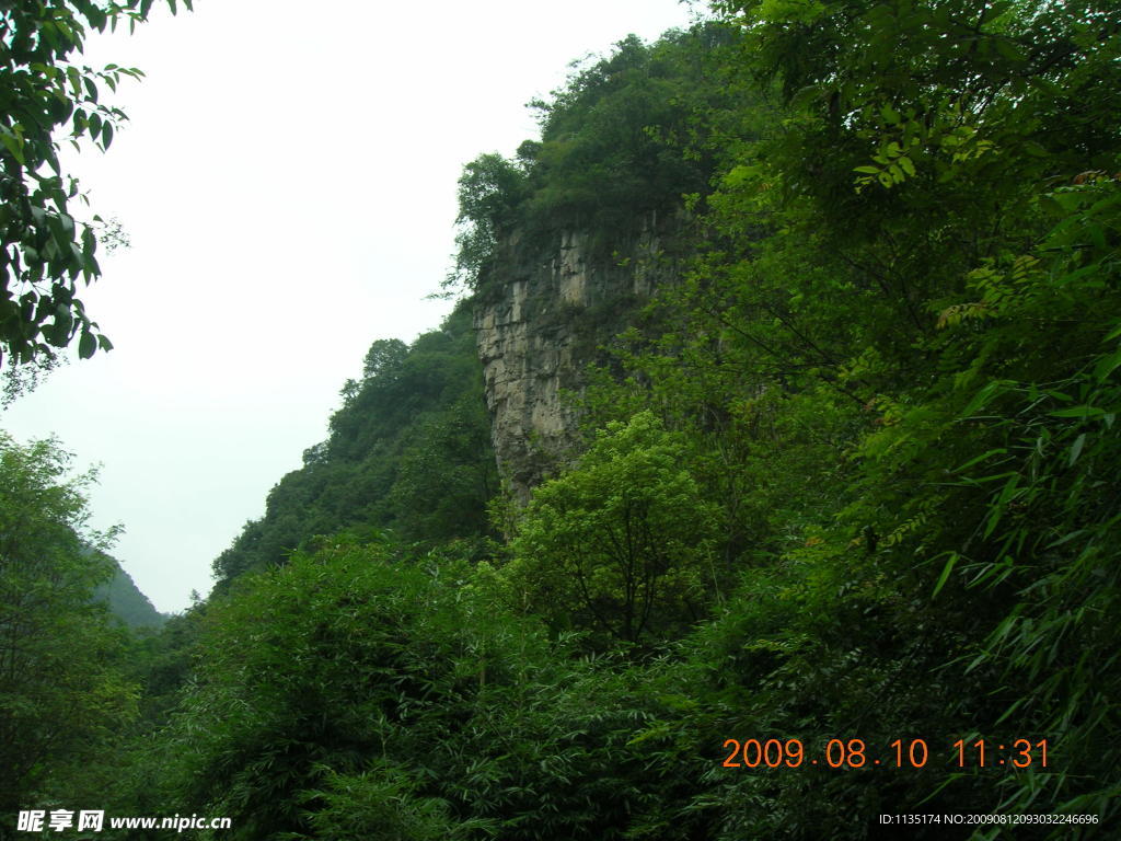險峻的山崖