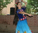 跳新疆舞的女孩