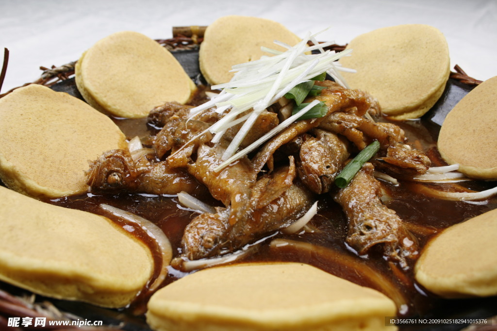 黃花魚(yú)貼餅子