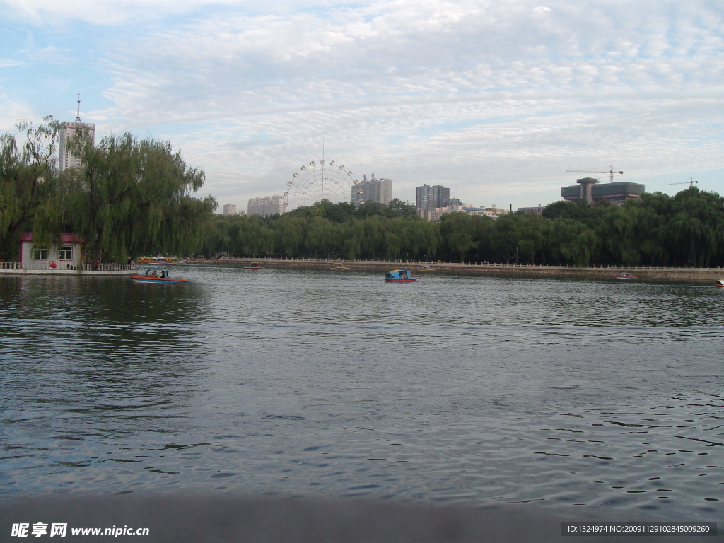 高樓 迎澤公園 高樓 湖面 樹木 城市 風景