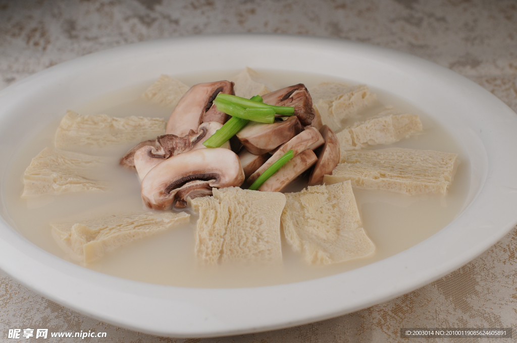 冻豆腐炖鲜菇