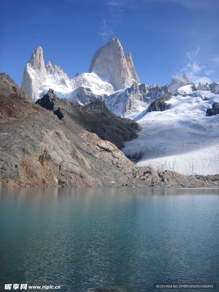 遠(yuǎn)山 雪山 湖面 藍(lán)天
