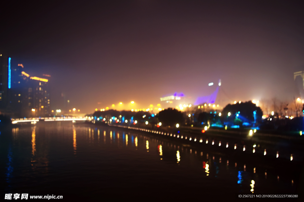 夜上闌珊