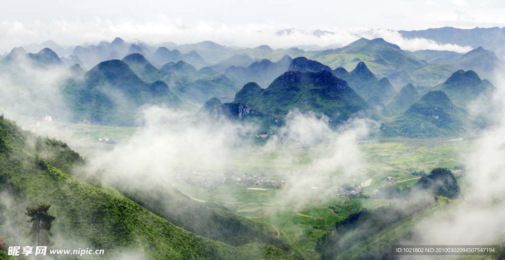 云似浪花擁嶷山