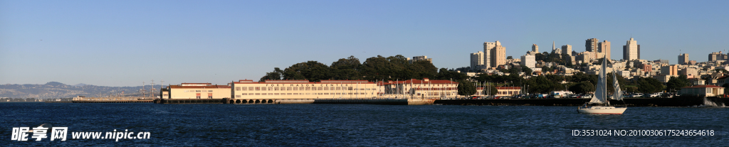 海島 海面 小鎮 藍天 帆船