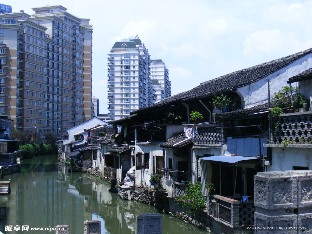 河 老房子 新建筑