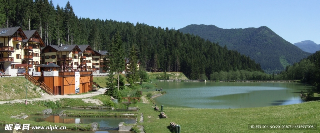 遠山 藍天 白云 湖面 草地 樹林 小鎮
