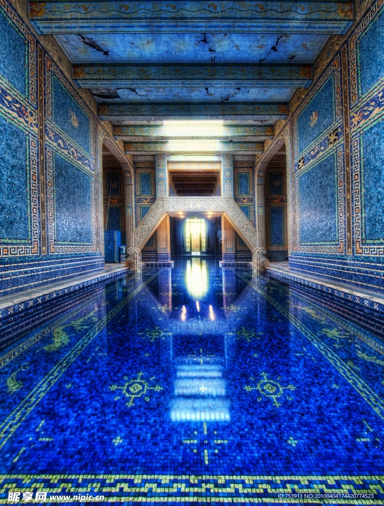 湛蓝的赫斯特城堡室内游泳池