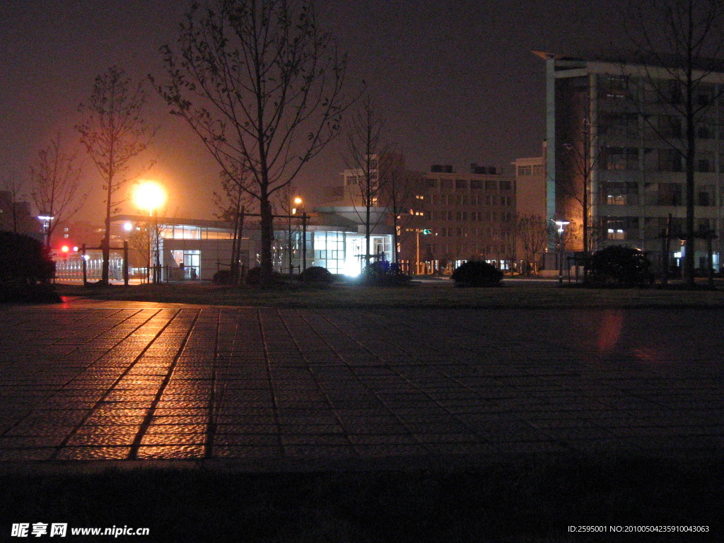 浙江大學(xué)城市學(xué)院夜景