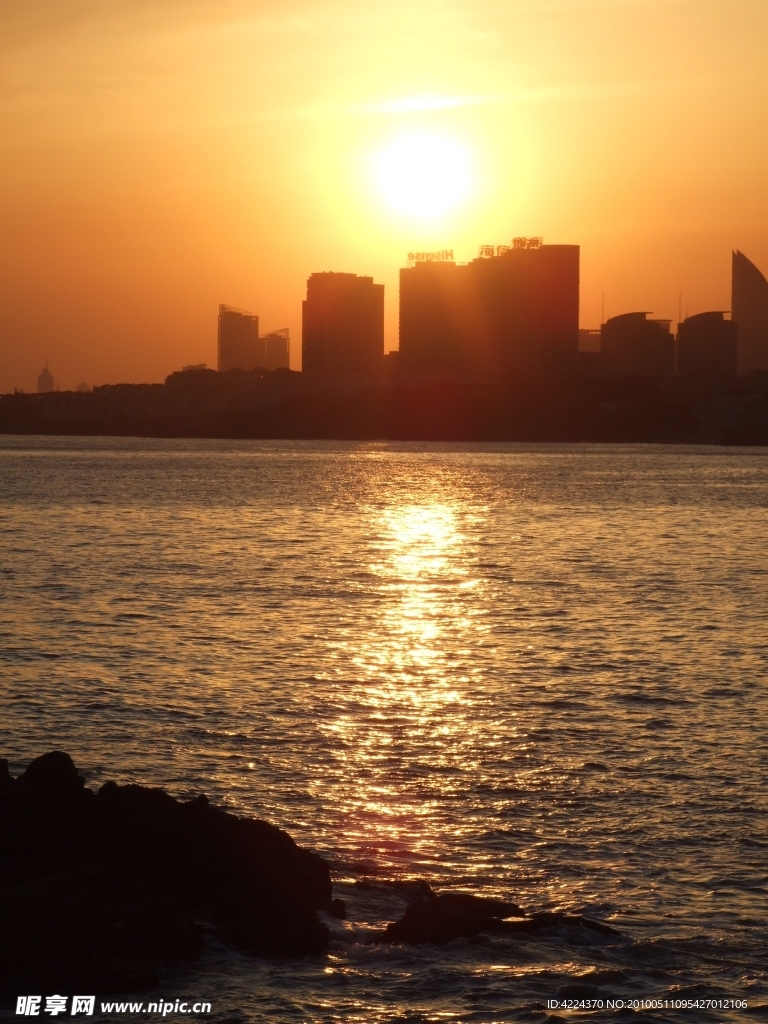 夕陽映海