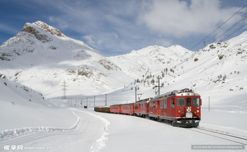 雪山 天空 白云 火車