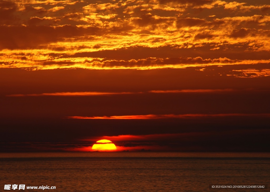 夕陽 云彩 海面 地平線