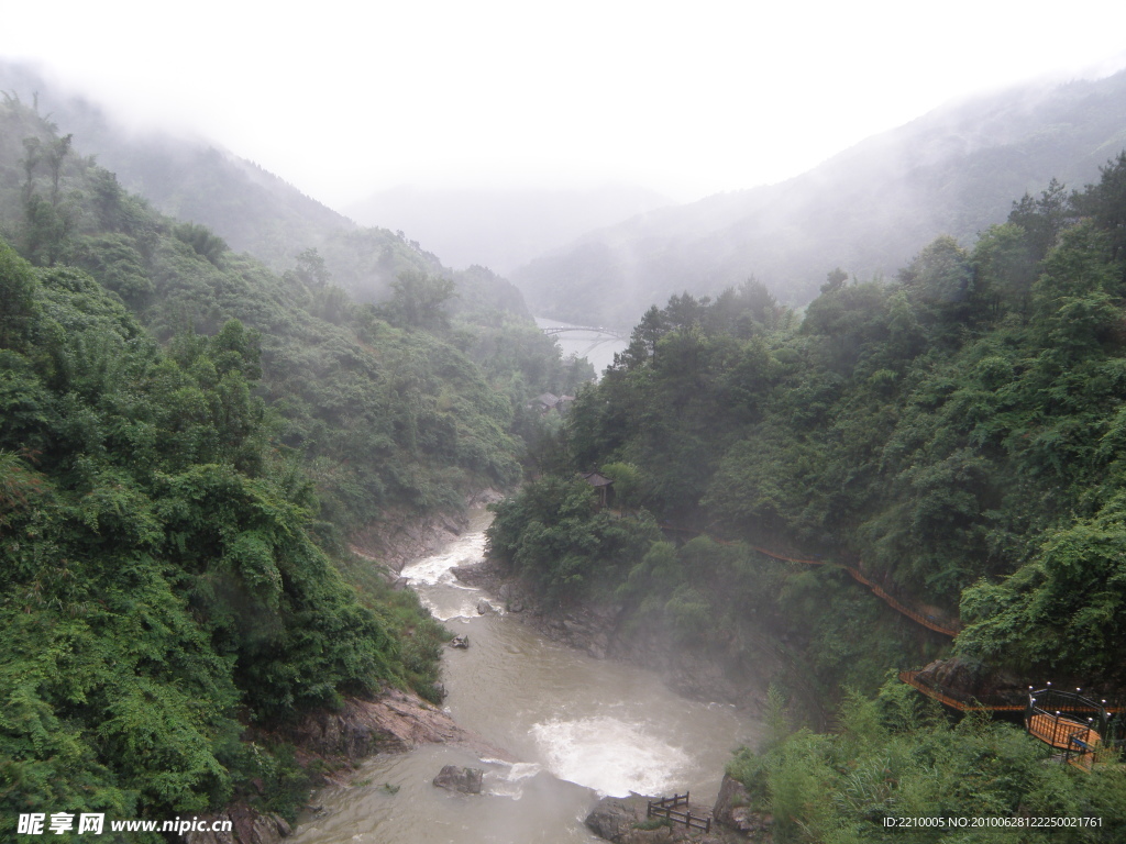山巒和流水