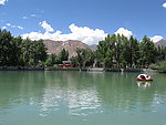 西藏拉萨布达拉宫公园湖景