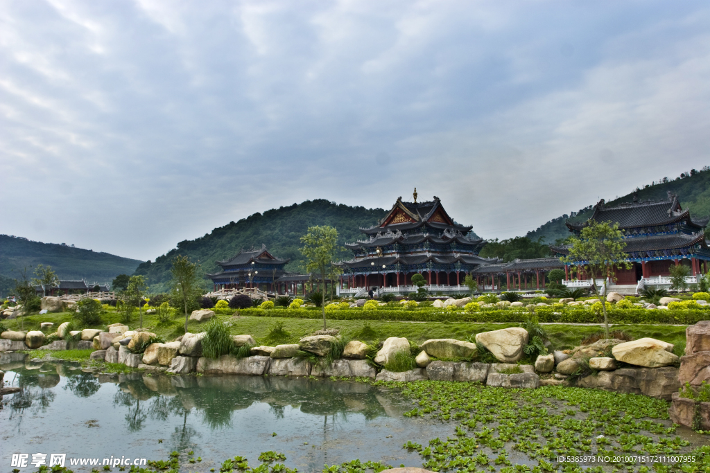 沾花笑處