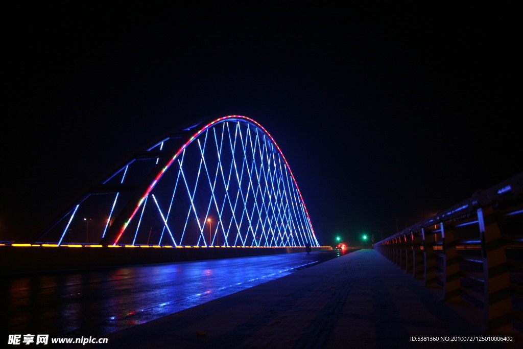 夜色中的彩虹桥