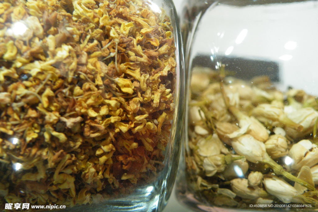 玻璃瓶里的桂花和茉莉花茶