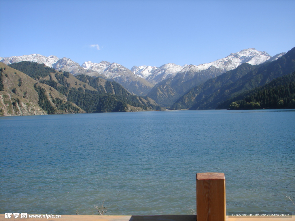 雪山 天山 天池 湖水