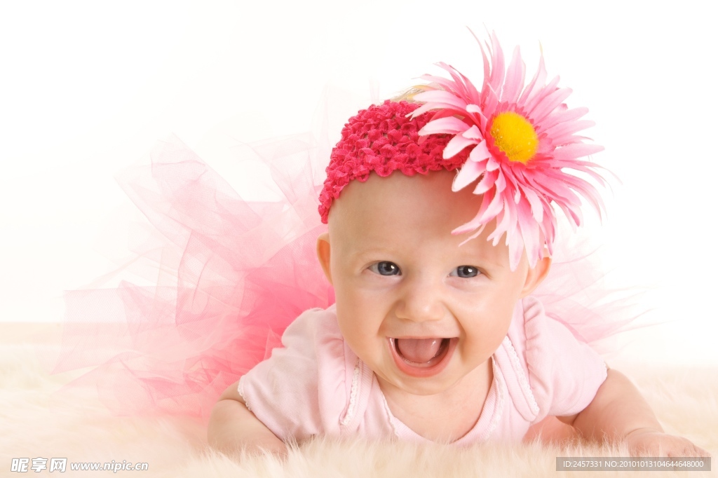 趴著頭帶花朵的可愛嬰兒