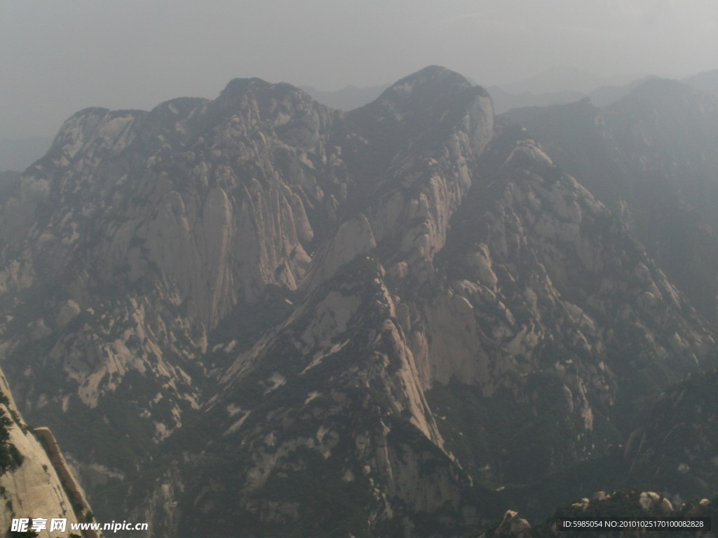 霧氣籠罩下的群山