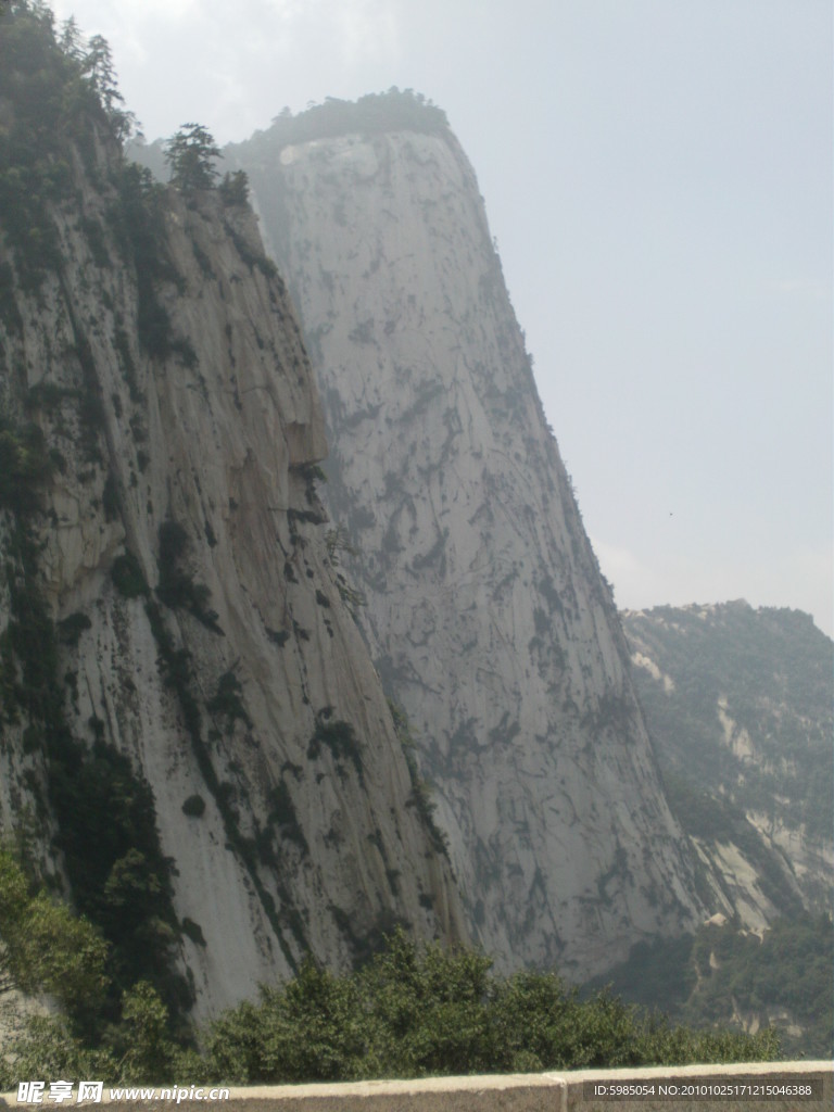 高高聳立的華山