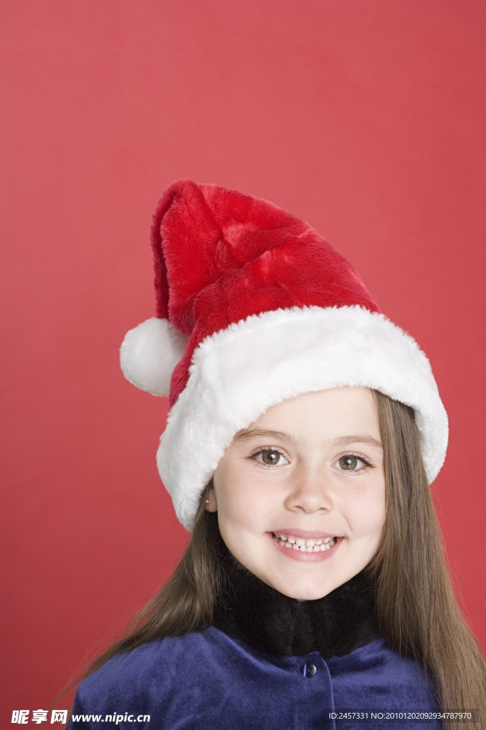 带着圣诞帽的微笑小女孩
