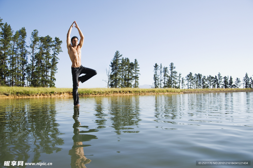 水面上练瑜伽的男人