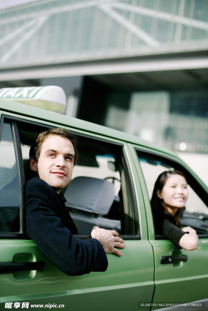 出租車上的商務美女帥哥