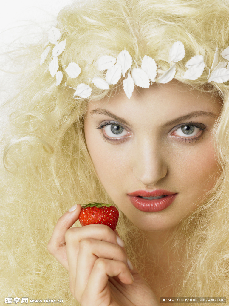 吃草莓糖的美女