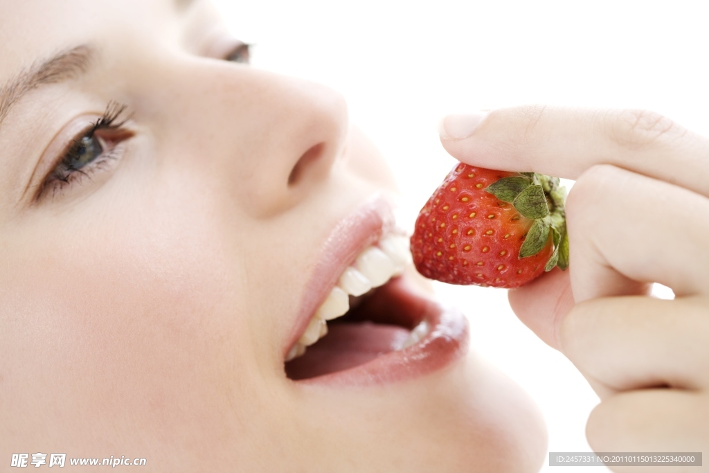 吃草莓的美女