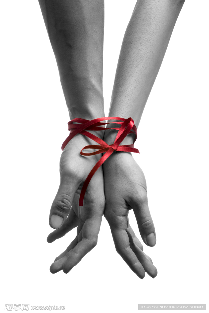 红丝带绑在一起的情侣手
