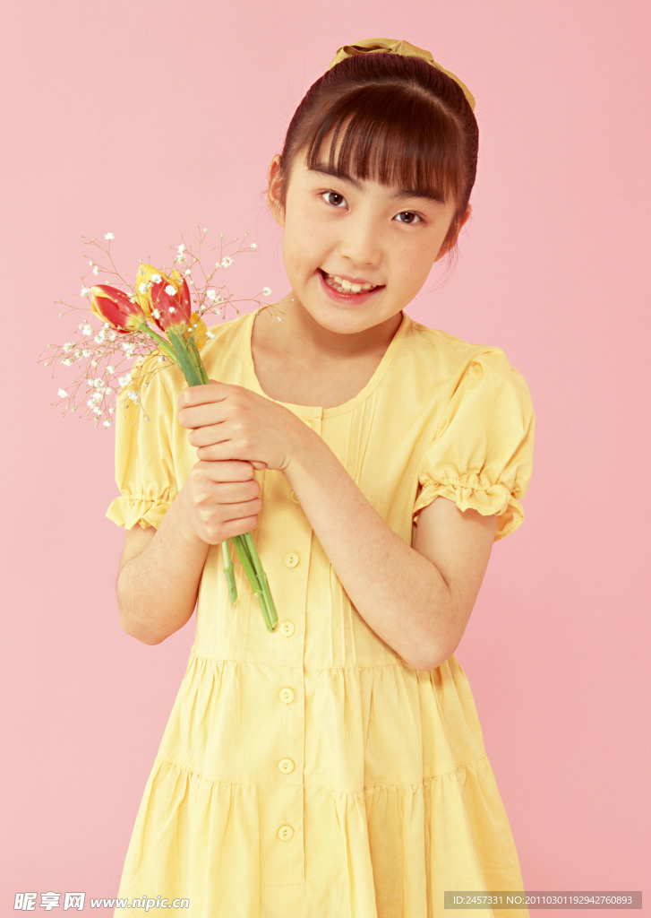 拿著鮮花的微笑小女孩