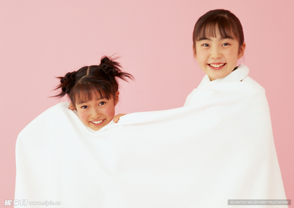 兩個披著毛巾被的小女孩