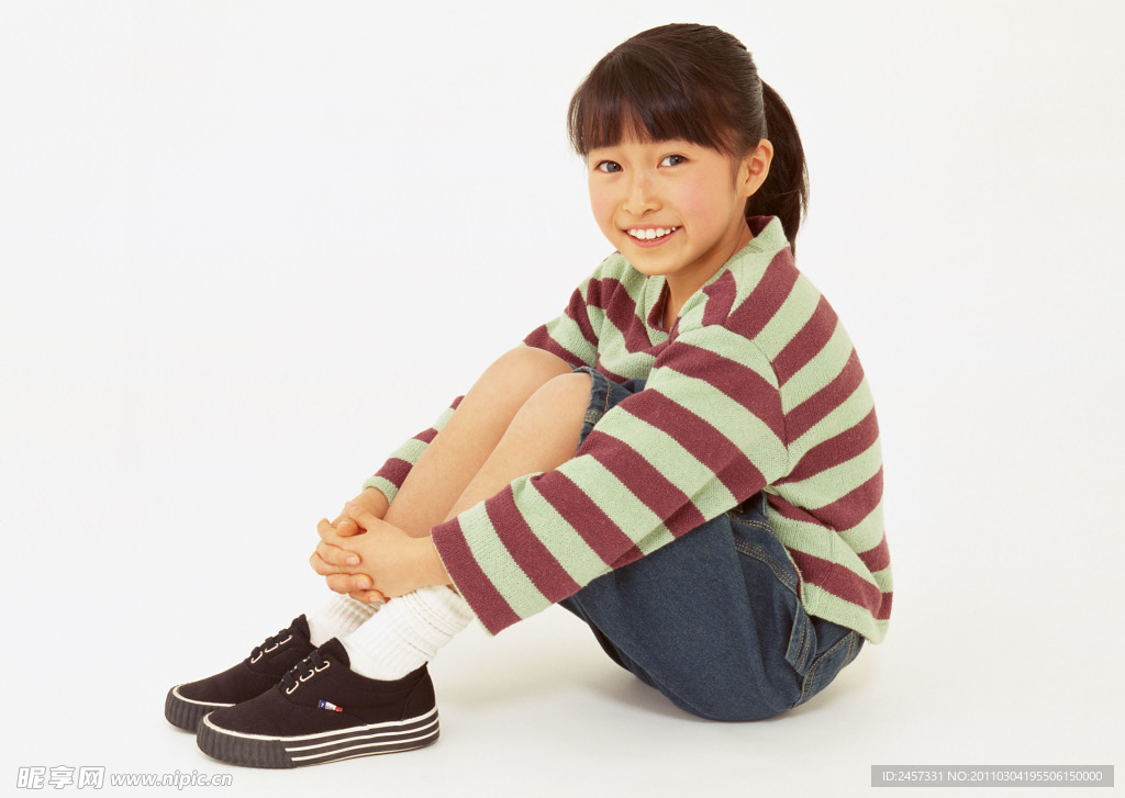 穿著校服的快樂小學生