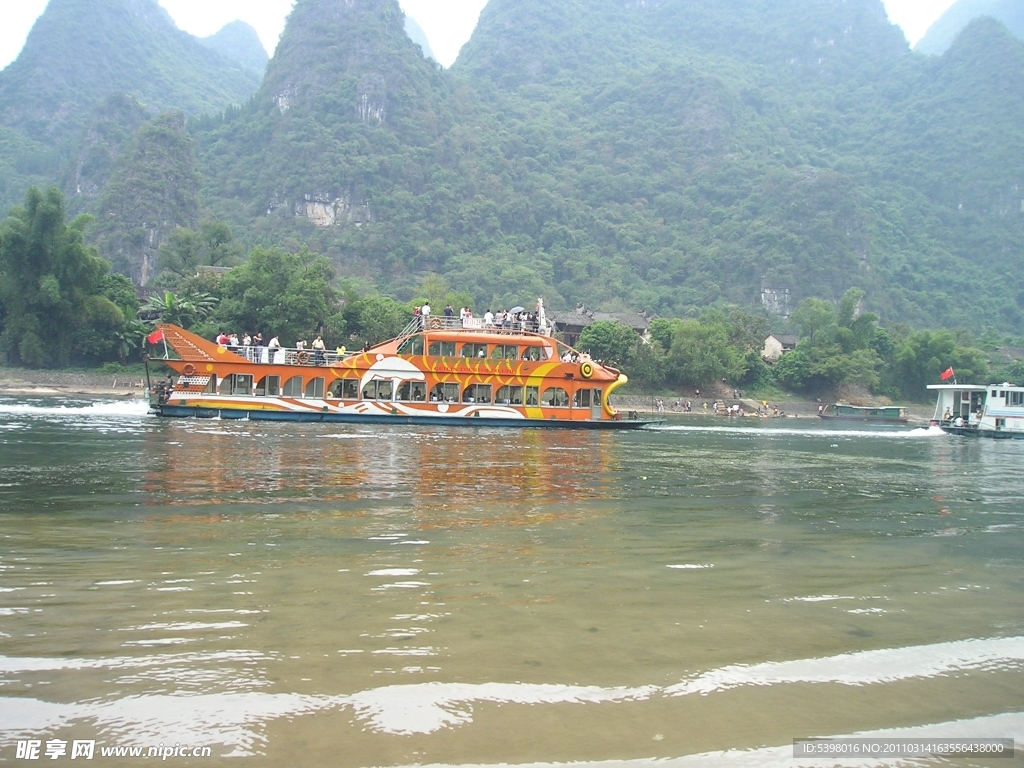 山腳下的湖畔